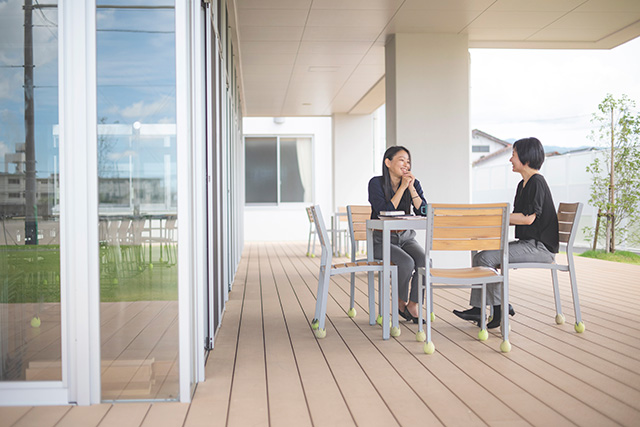 教員の先輩に相談イメージ